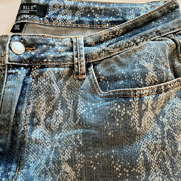 Judy Blue Cut Off High Rise Shorts Size 1XL - Picture 14 of 16